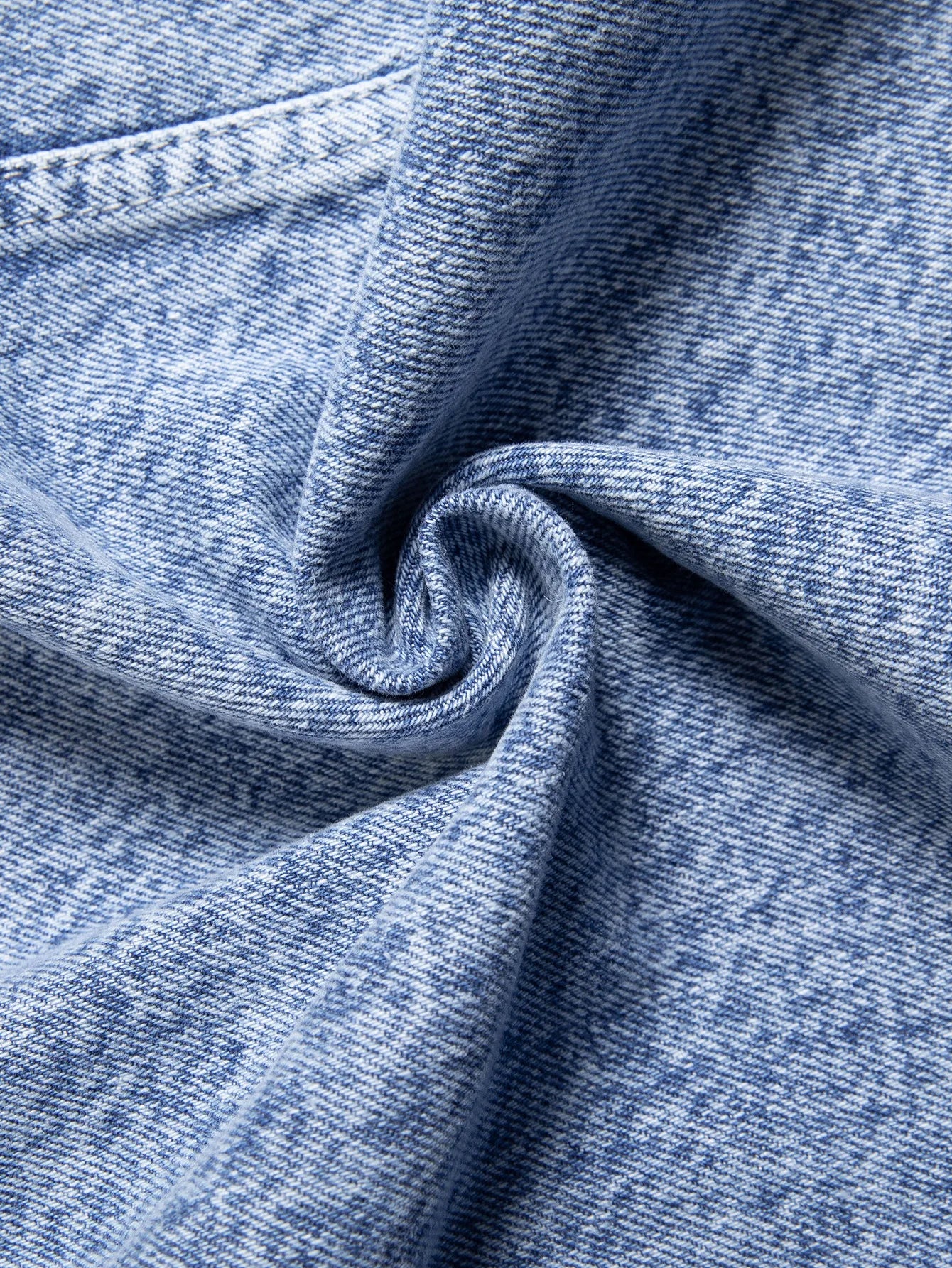 Men's blue denim jacket for spring and autumn. Stylish and casual, versatile for streetwear.