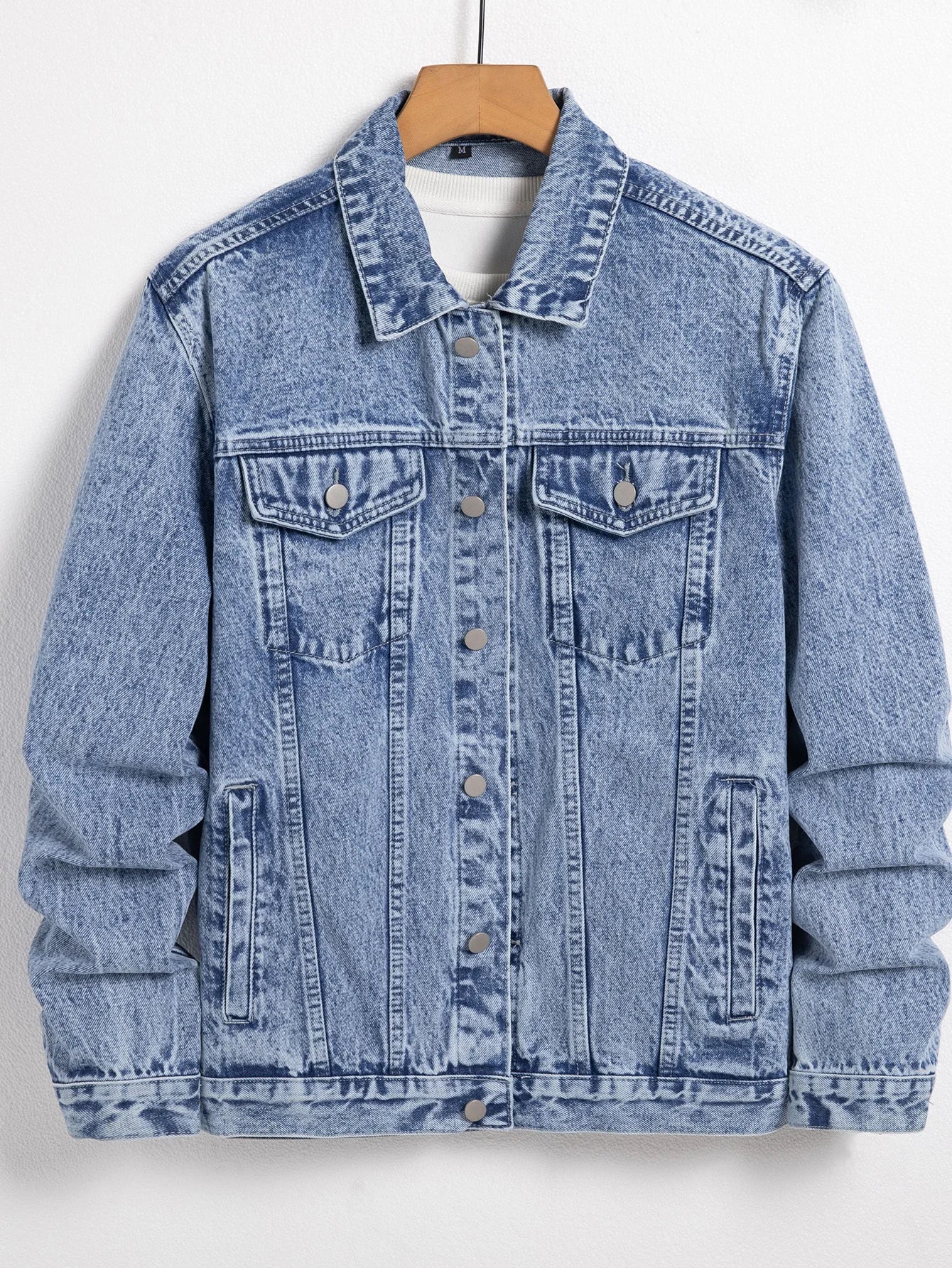 Men's blue denim jacket for spring and autumn. Stylish and casual, versatile for streetwear.