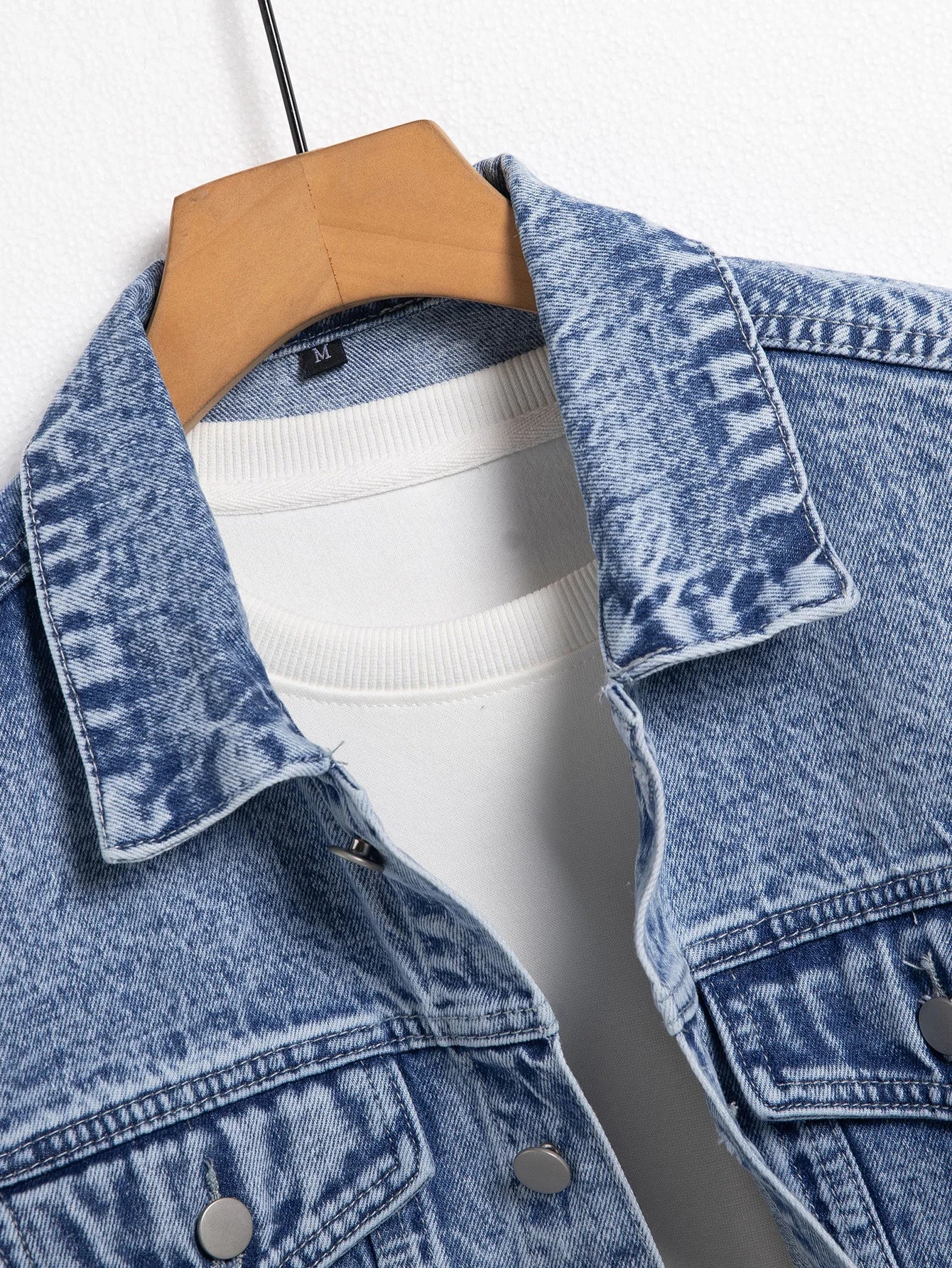 Men's blue denim jacket for spring and autumn. Stylish and casual, versatile for streetwear.