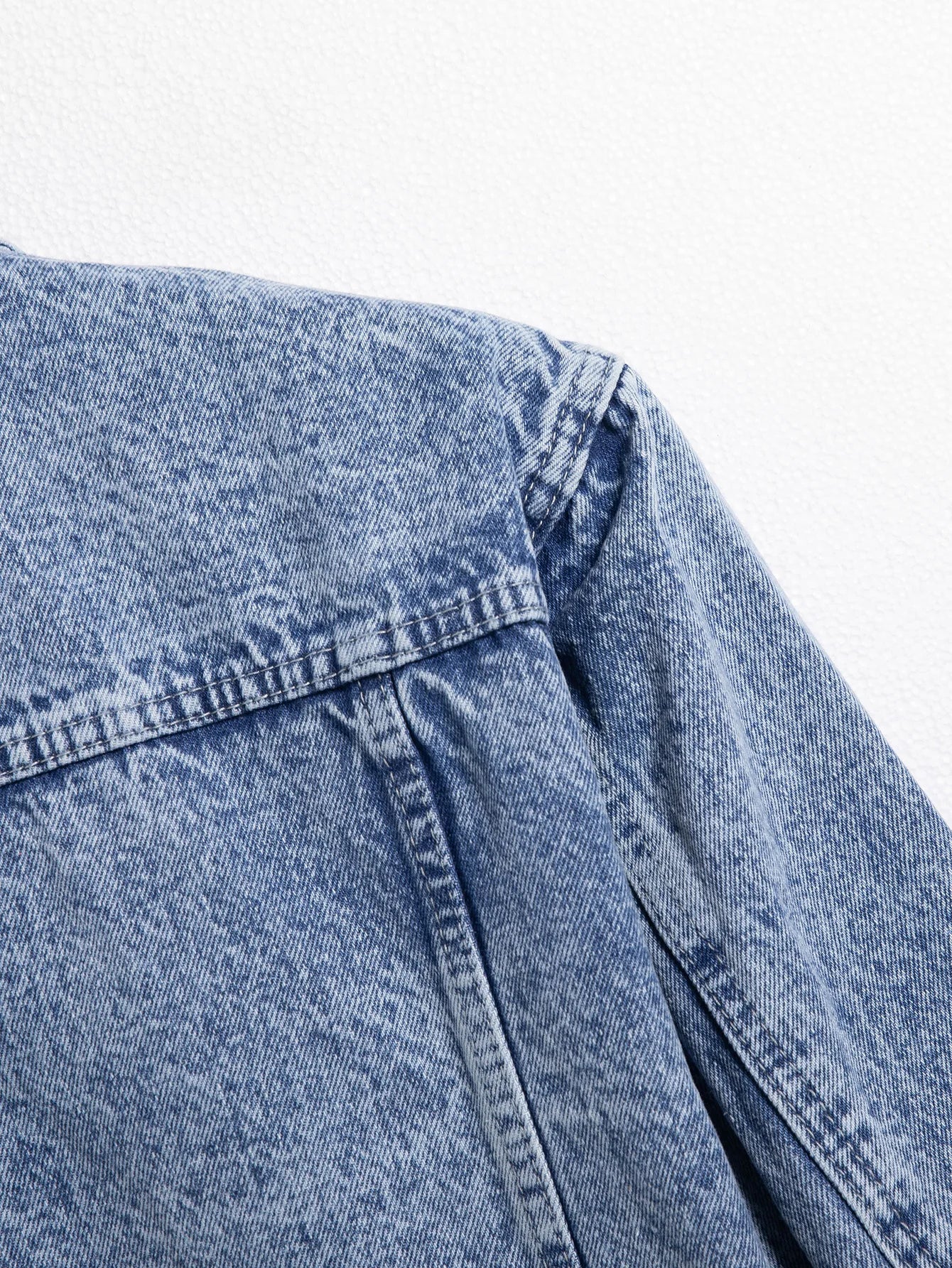 Men's blue denim jacket for spring and autumn. Stylish and casual, versatile for streetwear.