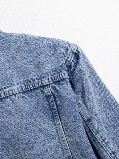 Men's blue denim jacket for spring and autumn. Stylish and casual, versatile for streetwear.