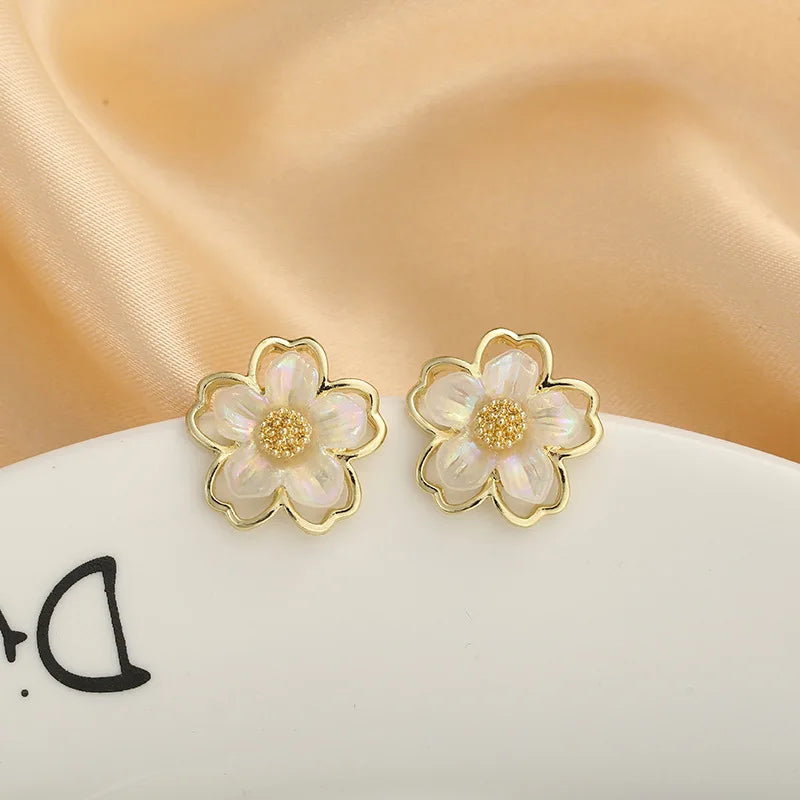 Cute Small White Flower Earrings for Women Party Golden Acrylic Plant Floral Stud Earrings Wedding Party Elegant Korean Jewelry