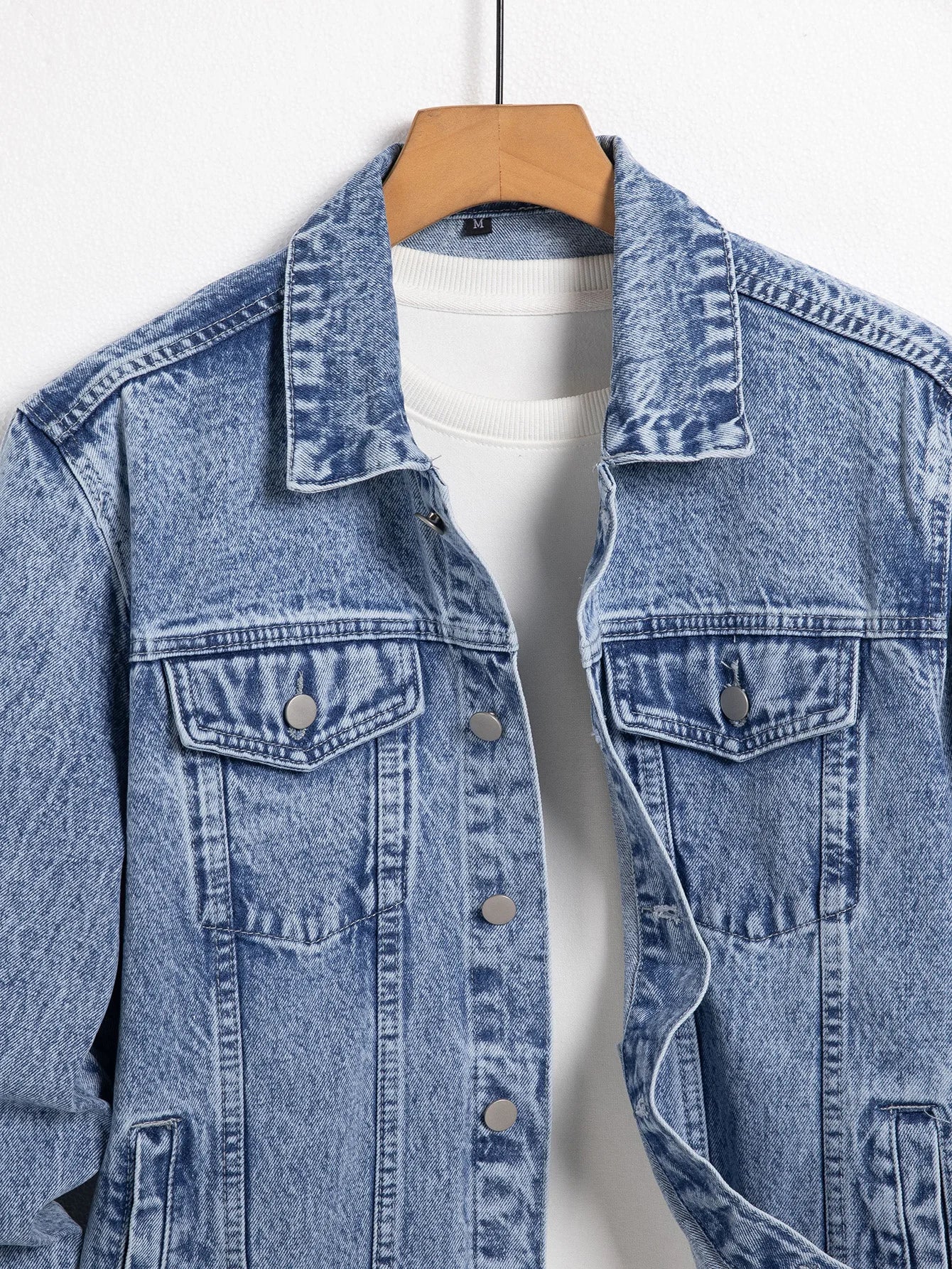 Men's blue denim jacket for spring and autumn. Stylish and casual, versatile for streetwear.