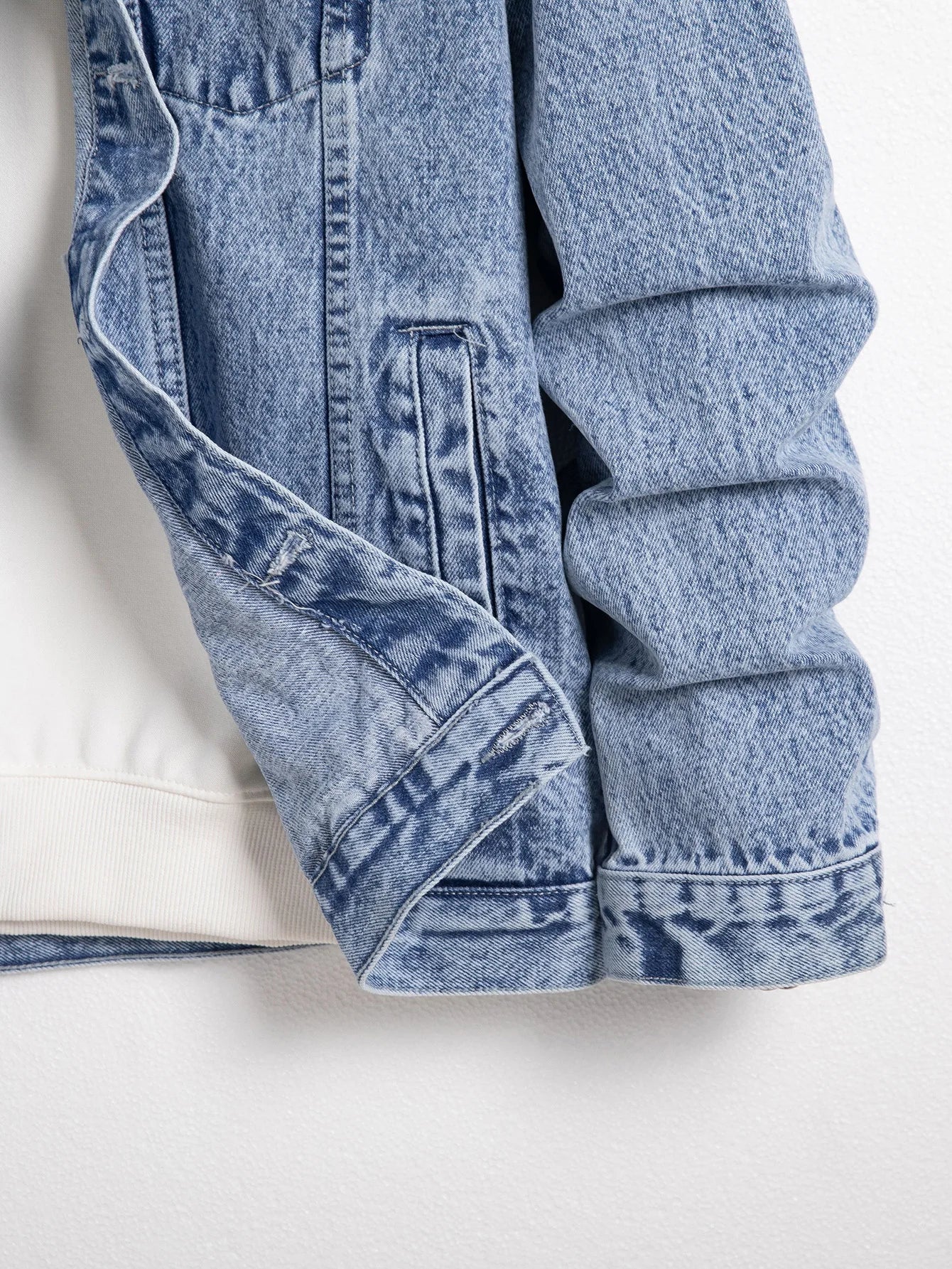 Men's blue denim jacket for spring and autumn. Stylish and casual, versatile for streetwear.