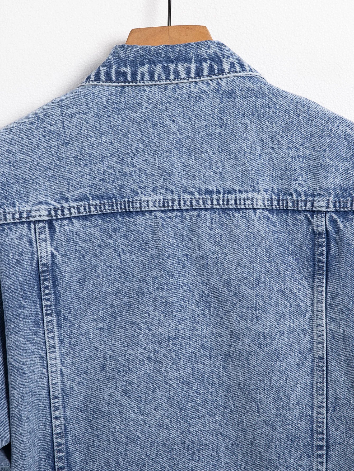 Men's blue denim jacket for spring and autumn. Stylish and casual, versatile for streetwear.