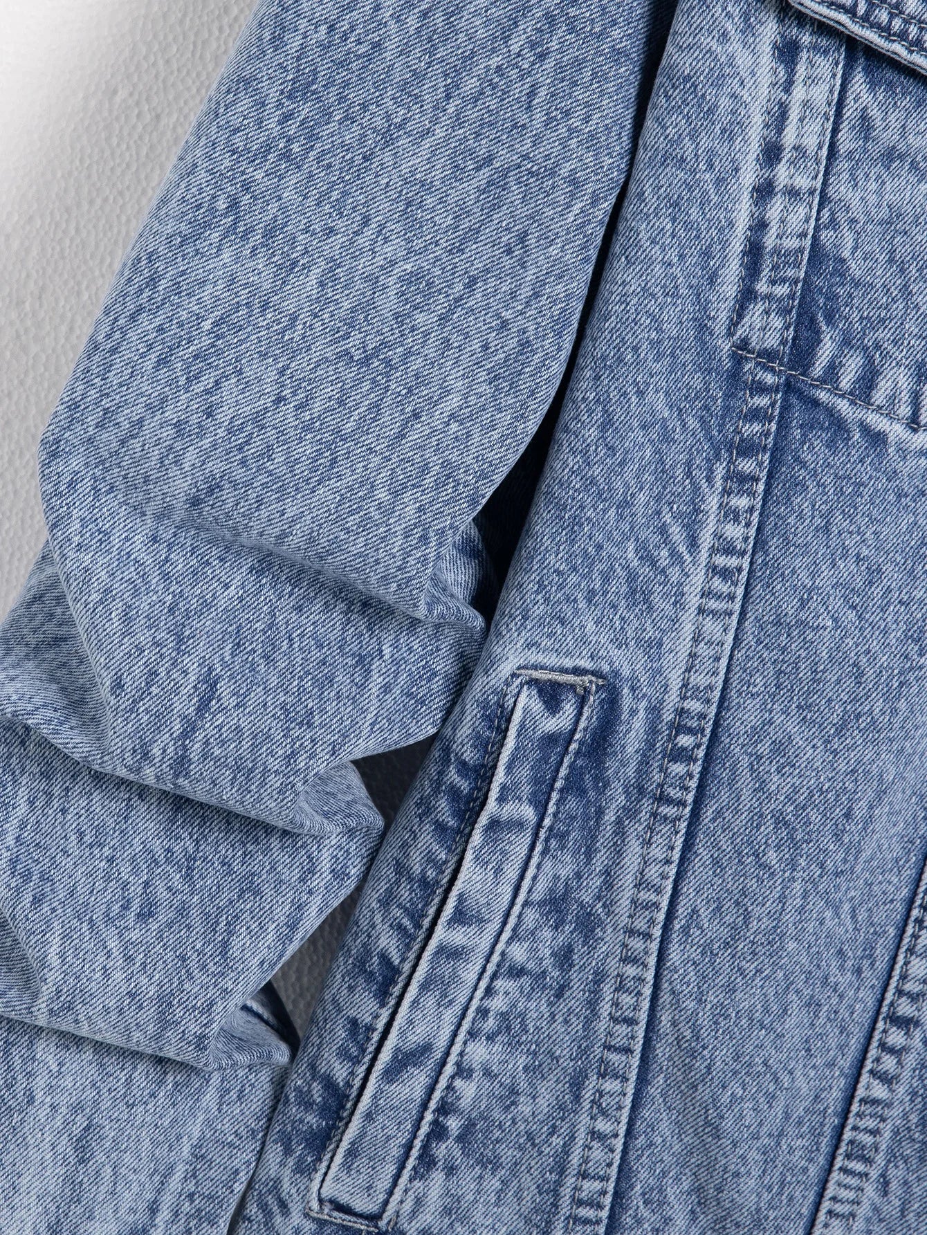 Men's blue denim jacket for spring and autumn. Stylish and casual, versatile for streetwear.