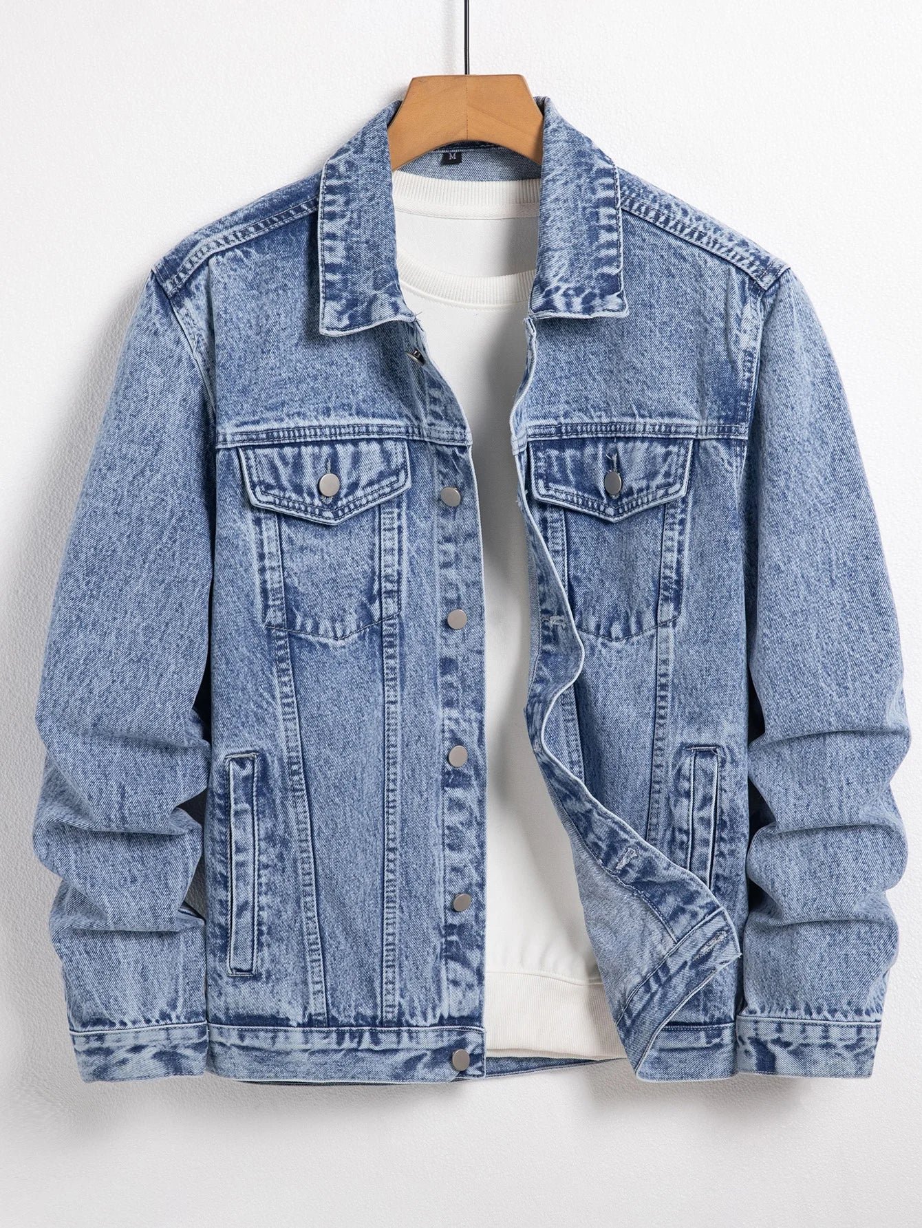 Men's blue denim jacket for spring and autumn. Stylish and casual, versatile for streetwear.