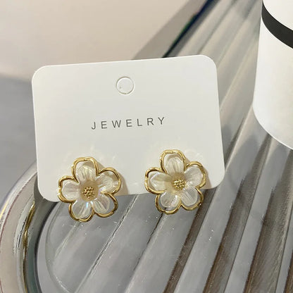 Cute Small White Flower Earrings for Women Party Golden Acrylic Plant Floral Stud Earrings Wedding Party Elegant Korean Jewelry